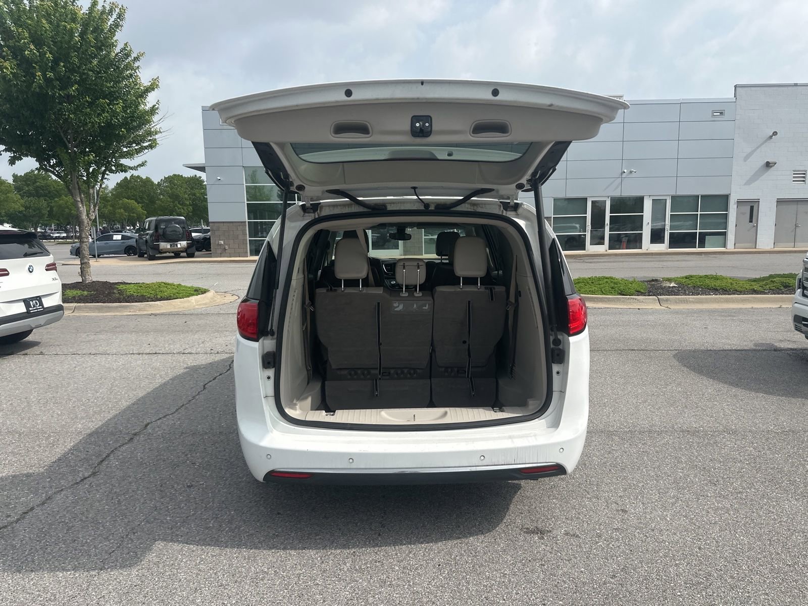 Used 2017 Chrysler Pacifica Touring-L Plus FWD image 11