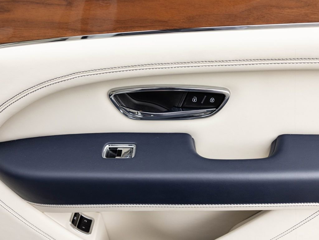 Used 2024 Bentley Bentayga image 73
