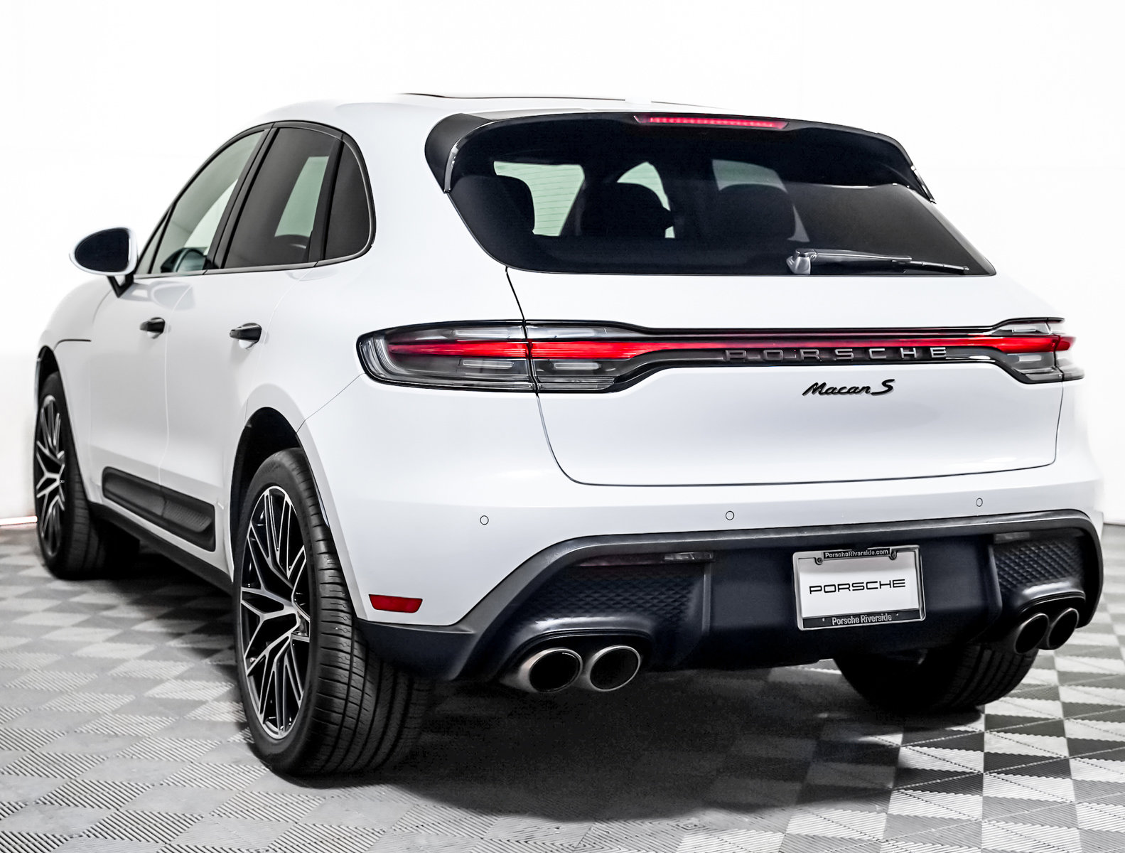 Certified 2022 Porsche Macan S w/ Premium Package Plus image 3
