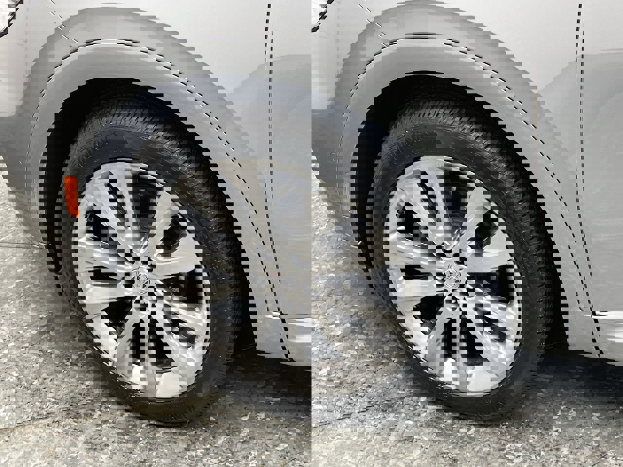 Used 2023 Buick Envision Avenir image 36