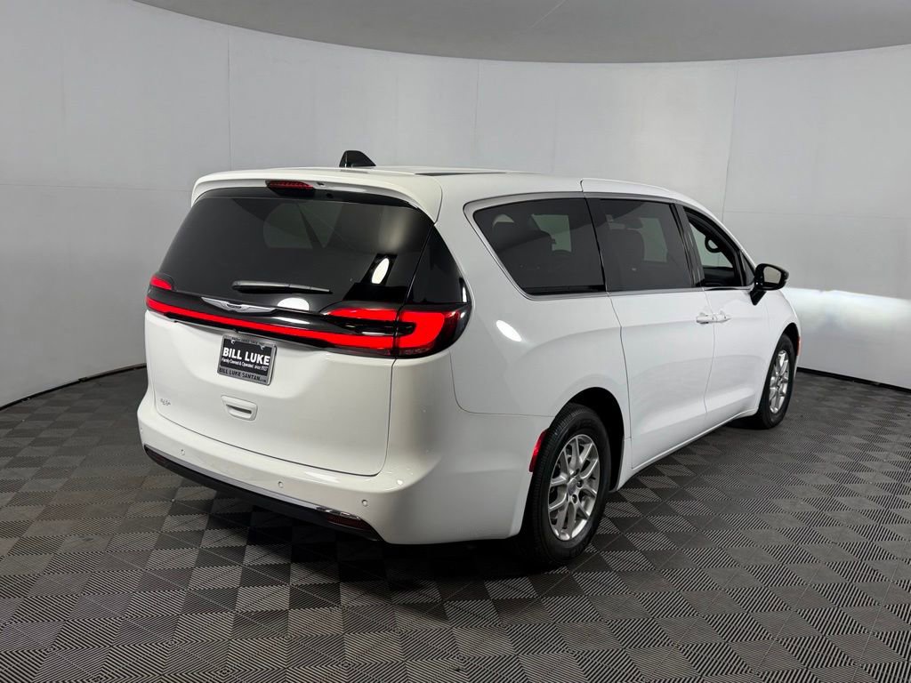 Used 2025 Chrysler Pacifica Select FWD image 7