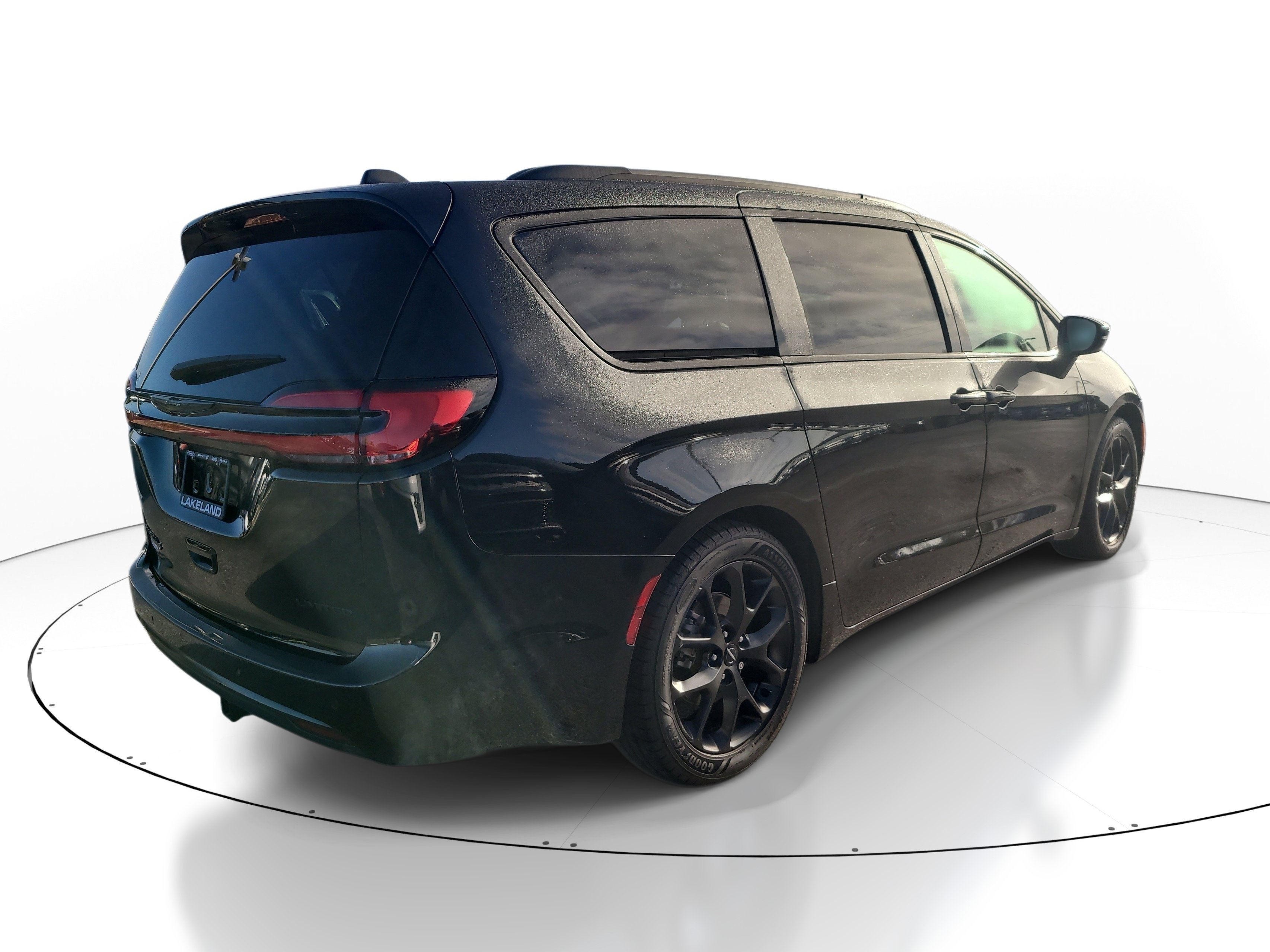 Used 2024 Chrysler Pacifica Limited w/ Uconnect Theater Family Group FWD image 4