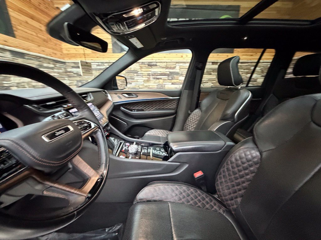 Used 2022 Jeep Grand Cherokee Summit AWD/4WD image 8
