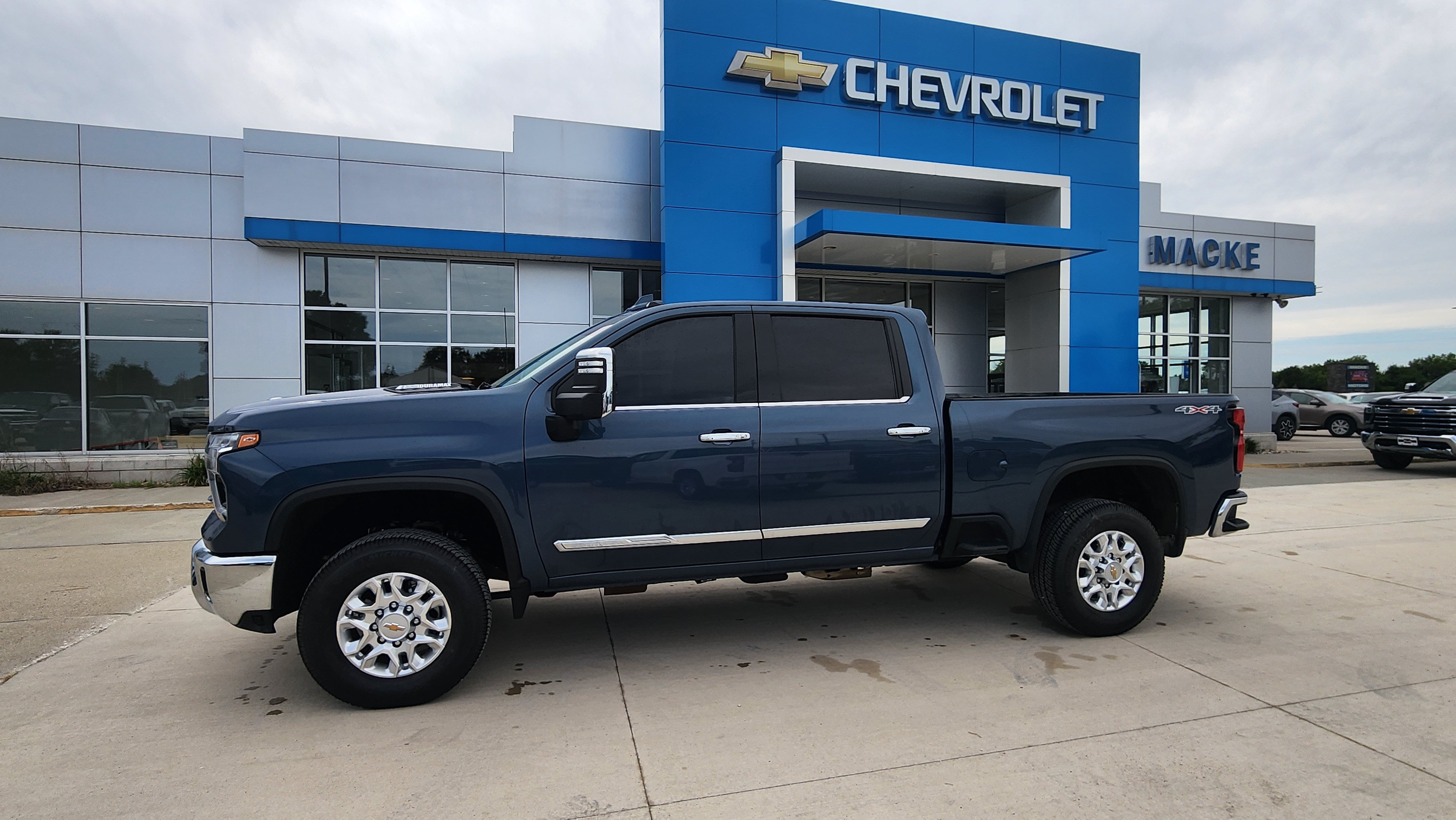 Used 2025 Chevrolet Silverado 3500 LTZ AWD/4WD image 8