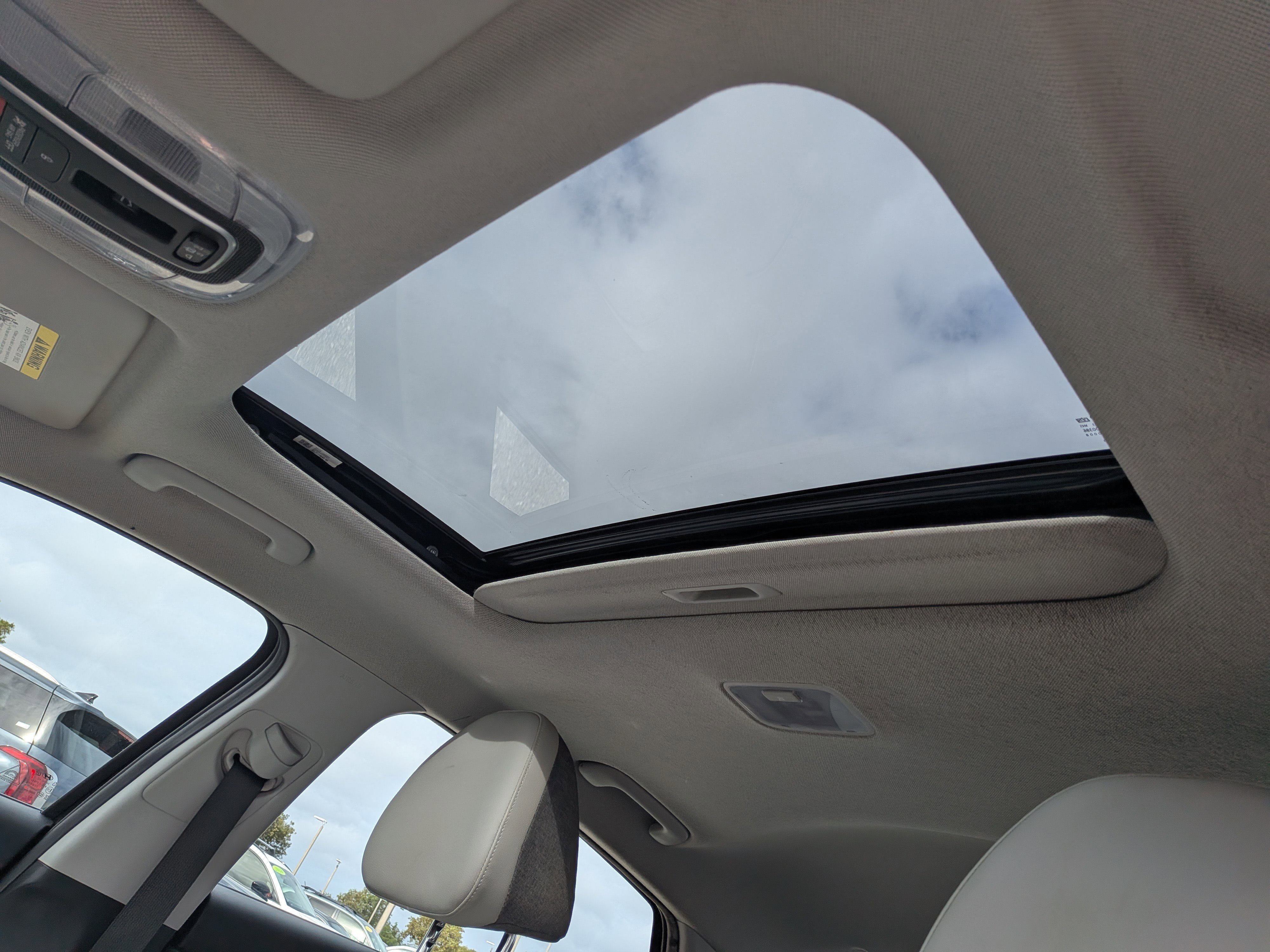 Used 2022 Hyundai Elantra Limited w/ Preferred Accessory Package image 21