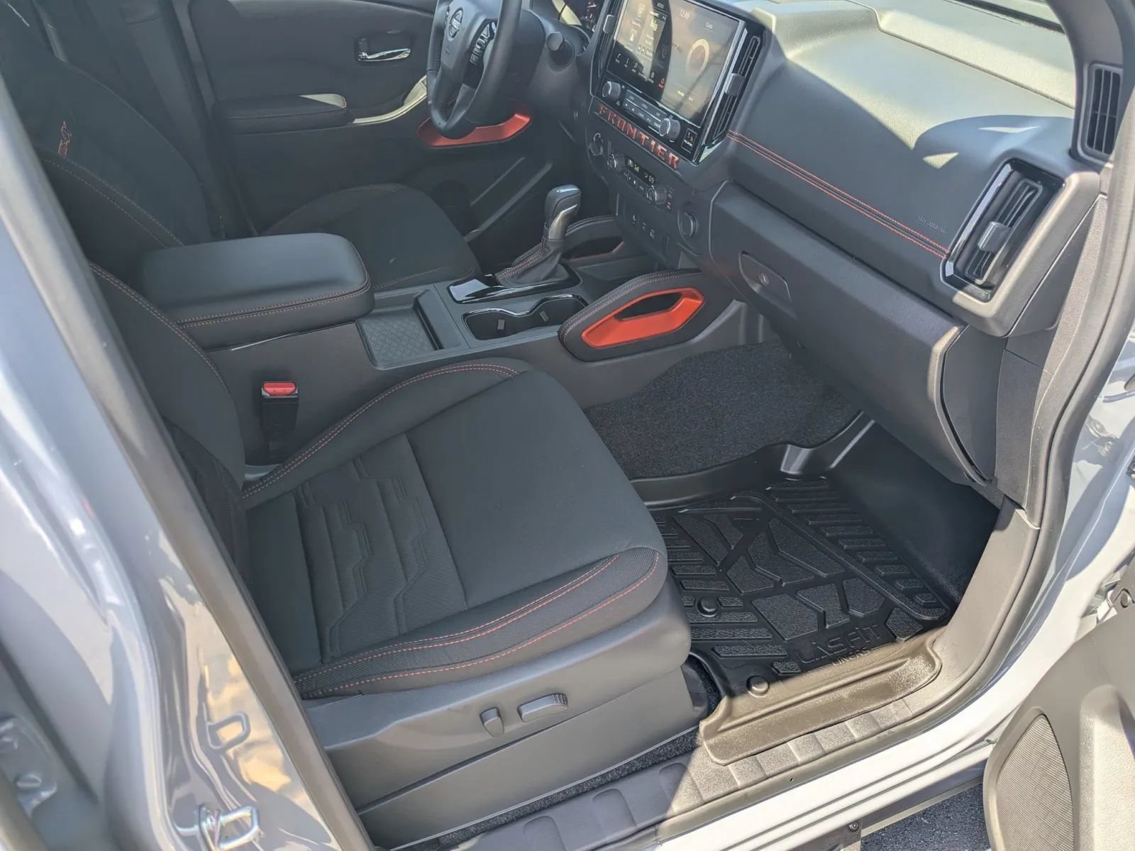 Used 2025 Nissan Frontier PRO-4X AWD/4WD image 12
