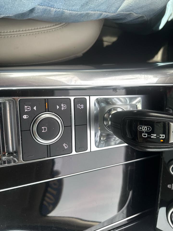 Used 2018 Land Rover Range Rover Sport HSE image 18