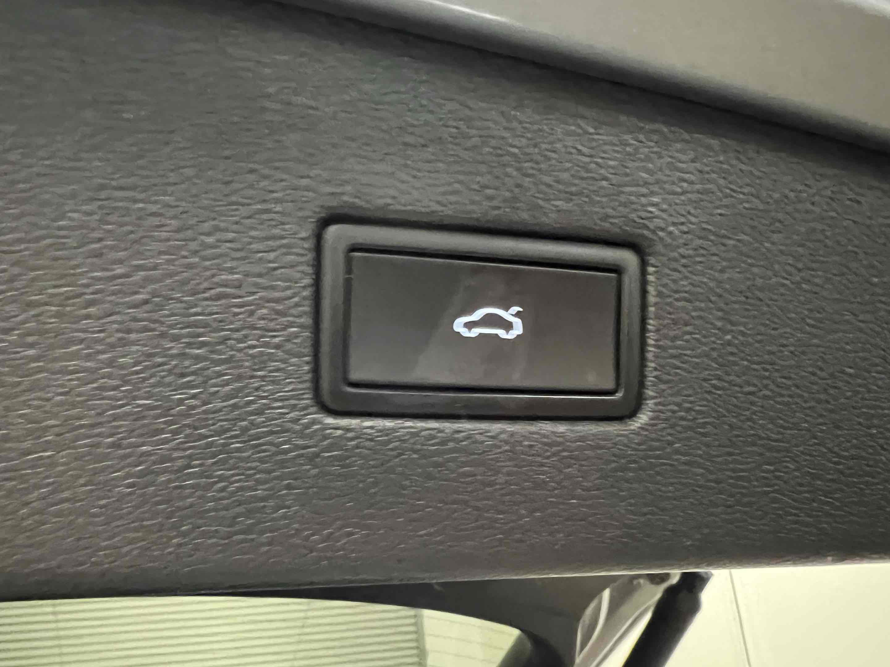 Used 2022 Volkswagen Tiguan SE image 12