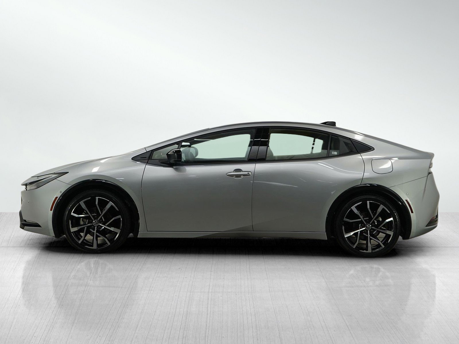 Used 2025 Toyota Prius Plug-In Hybrid image 2