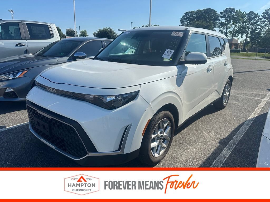 Used 2023 Kia Soul LX w/ Option Group 015 FWD image 1