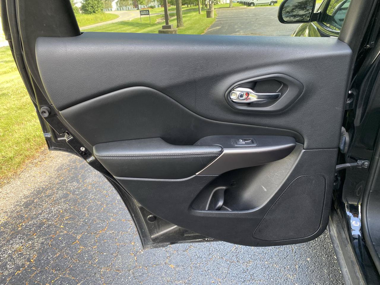 Used 2019 Jeep Cherokee Latitude w/ Popular Appearance Group AWD/4WD image 24