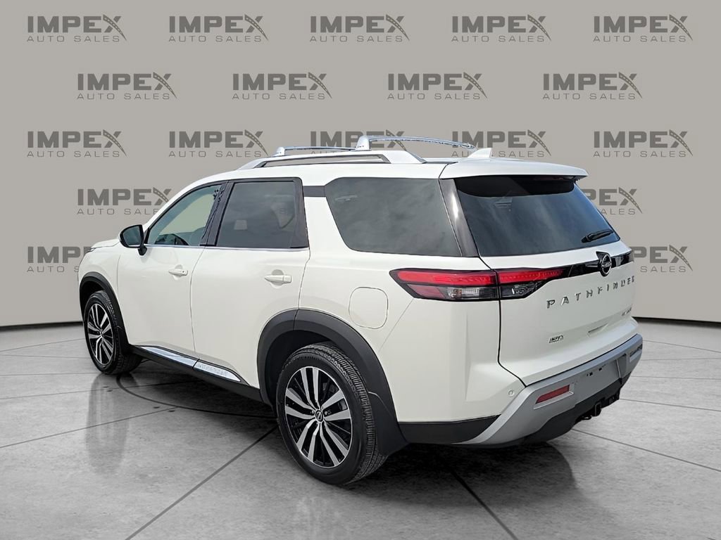 Used 2024 Nissan Pathfinder Platinum image 3