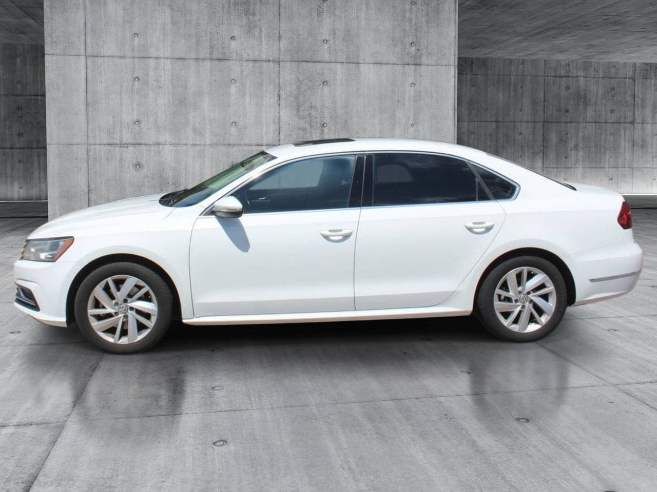 Used 2018 Volkswagen Passat 2.0T SE FWD image 2