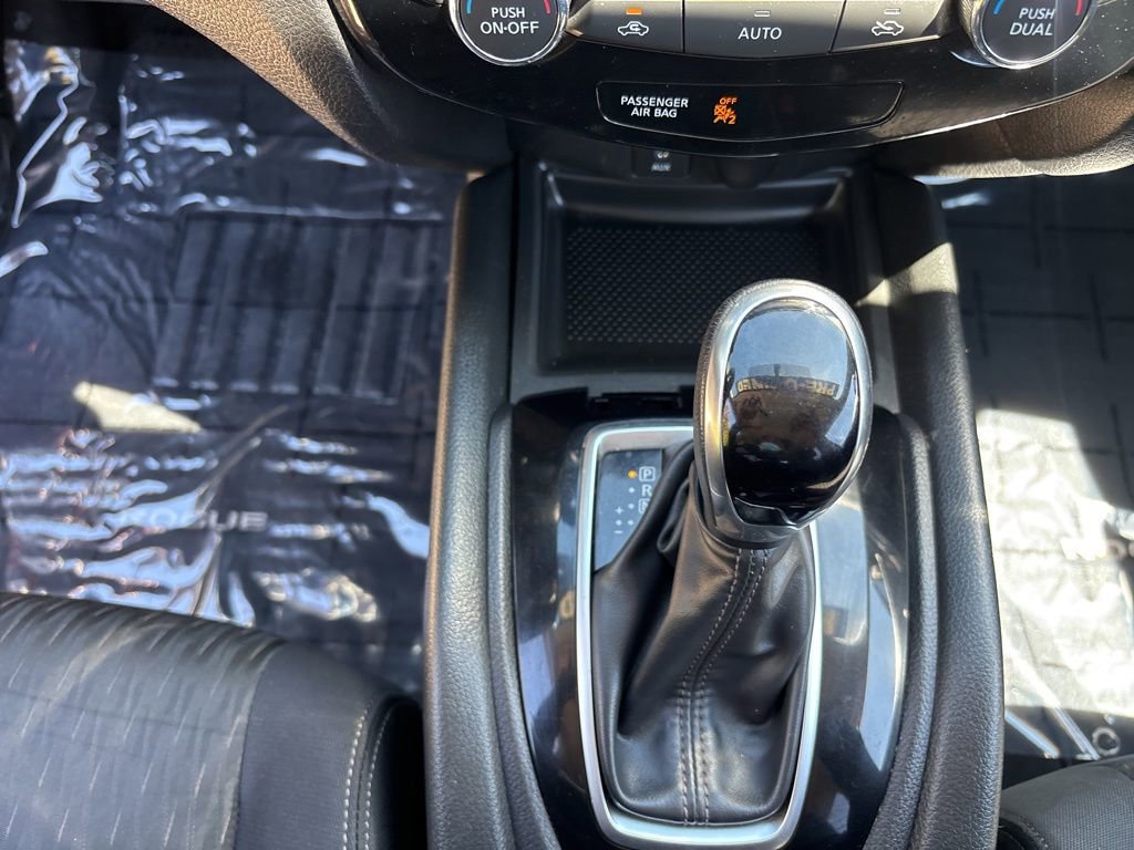 Used 2017 Nissan Rogue SV image 34