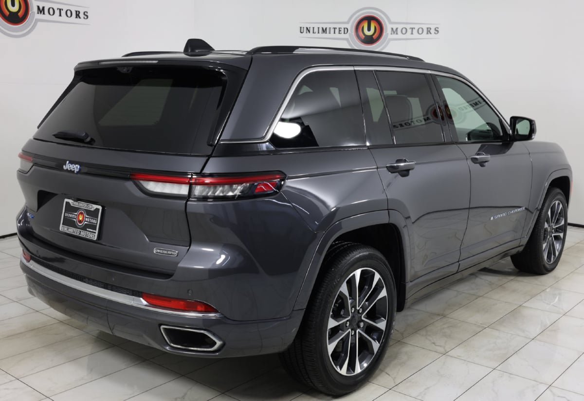 Used 2023 Jeep Grand Cherokee Overland w/ Luxury Tech Group IV AWD/4WD image 3