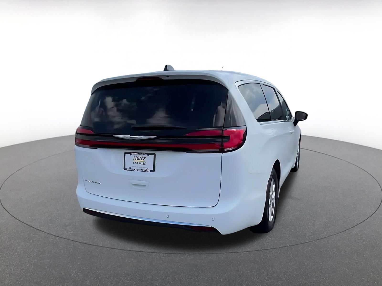 Used 2024 Chrysler Pacifica Touring-L FWD image 11
