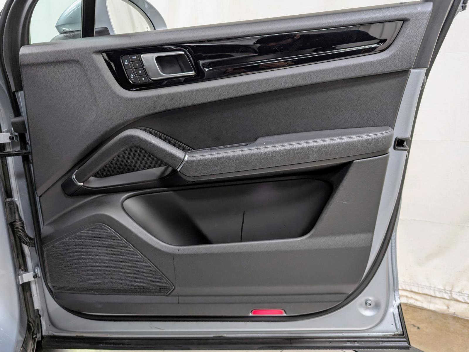 Used 2023 Porsche Cayenne Platinum Edition image 23