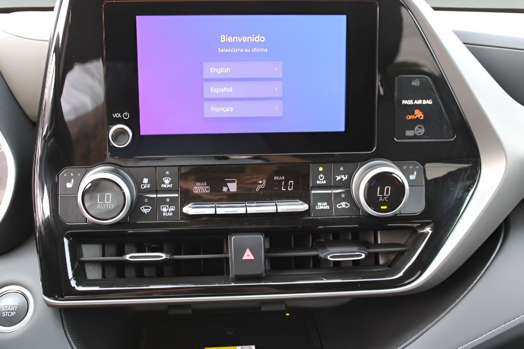 Used 2025 Toyota Highlander XLE AWD/4WD image 16