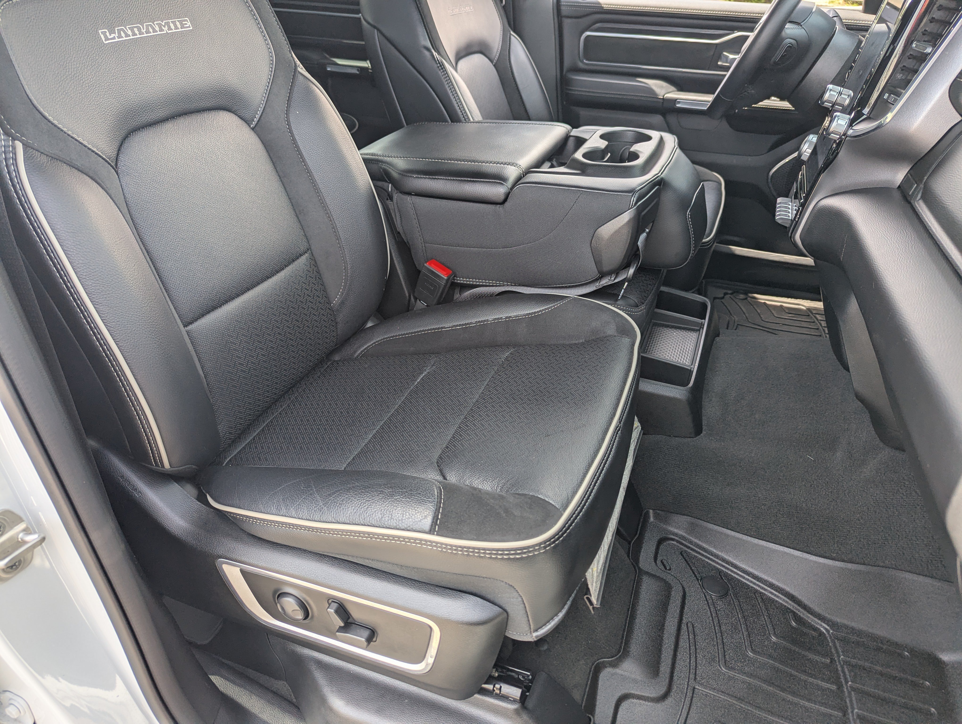 Used 2024 RAM 1500 Laramie AWD/4WD image 10