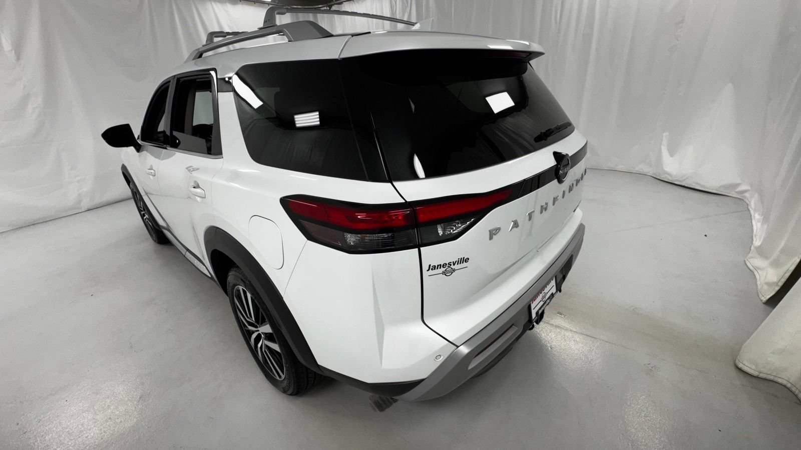 Certified 2025 Nissan Pathfinder Platinum AWD/4WD image 5