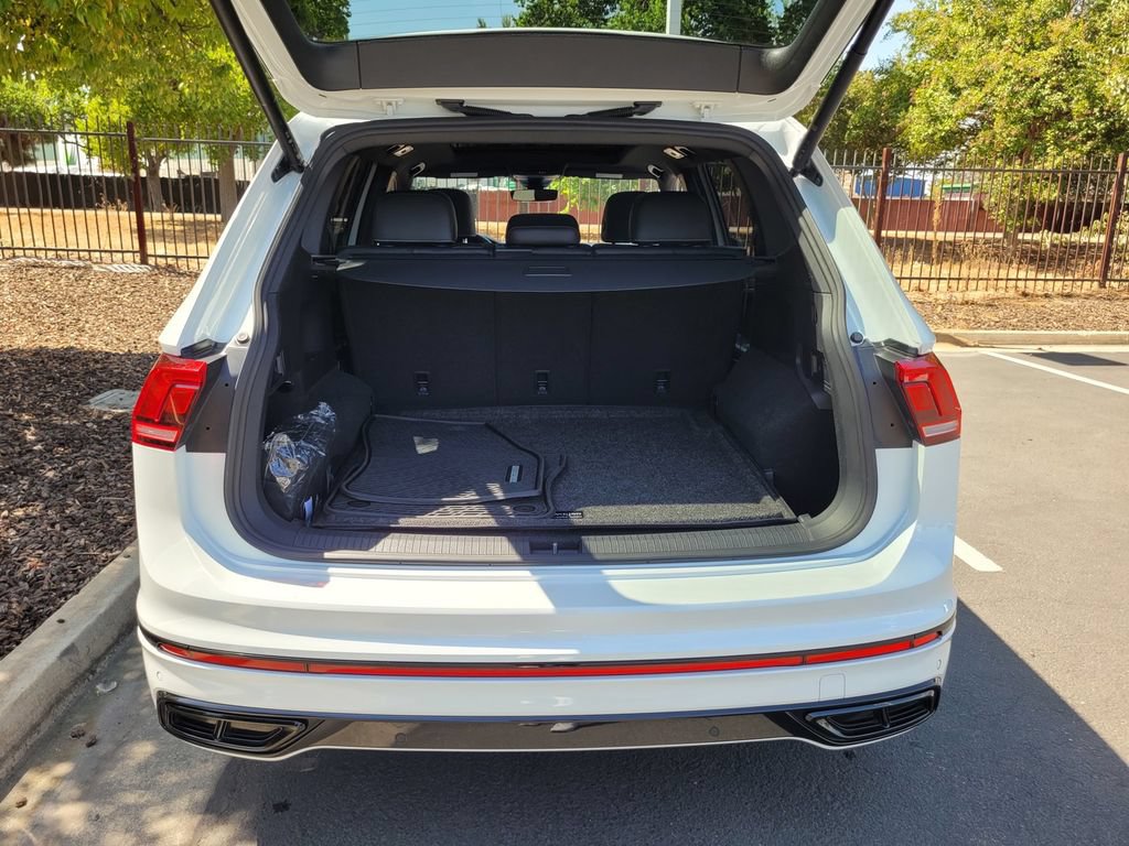 Used 2024 Volkswagen Tiguan SE R-Line AWD/4WD image 27