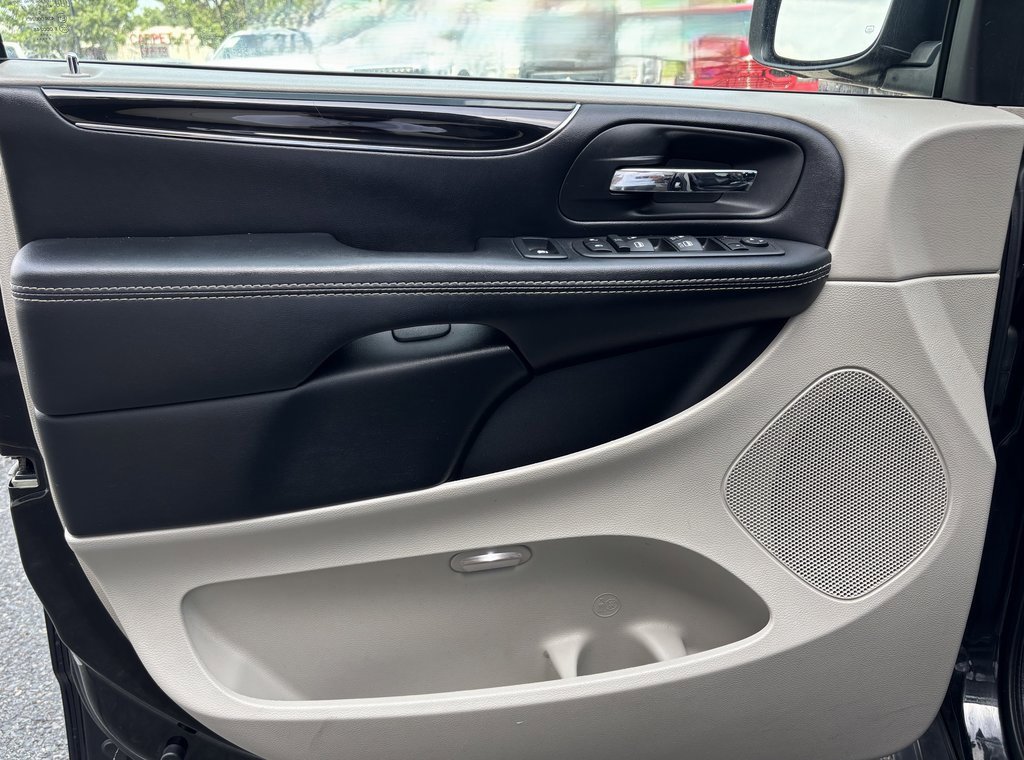 Used 2019 Dodge Grand Caravan SXT image 18