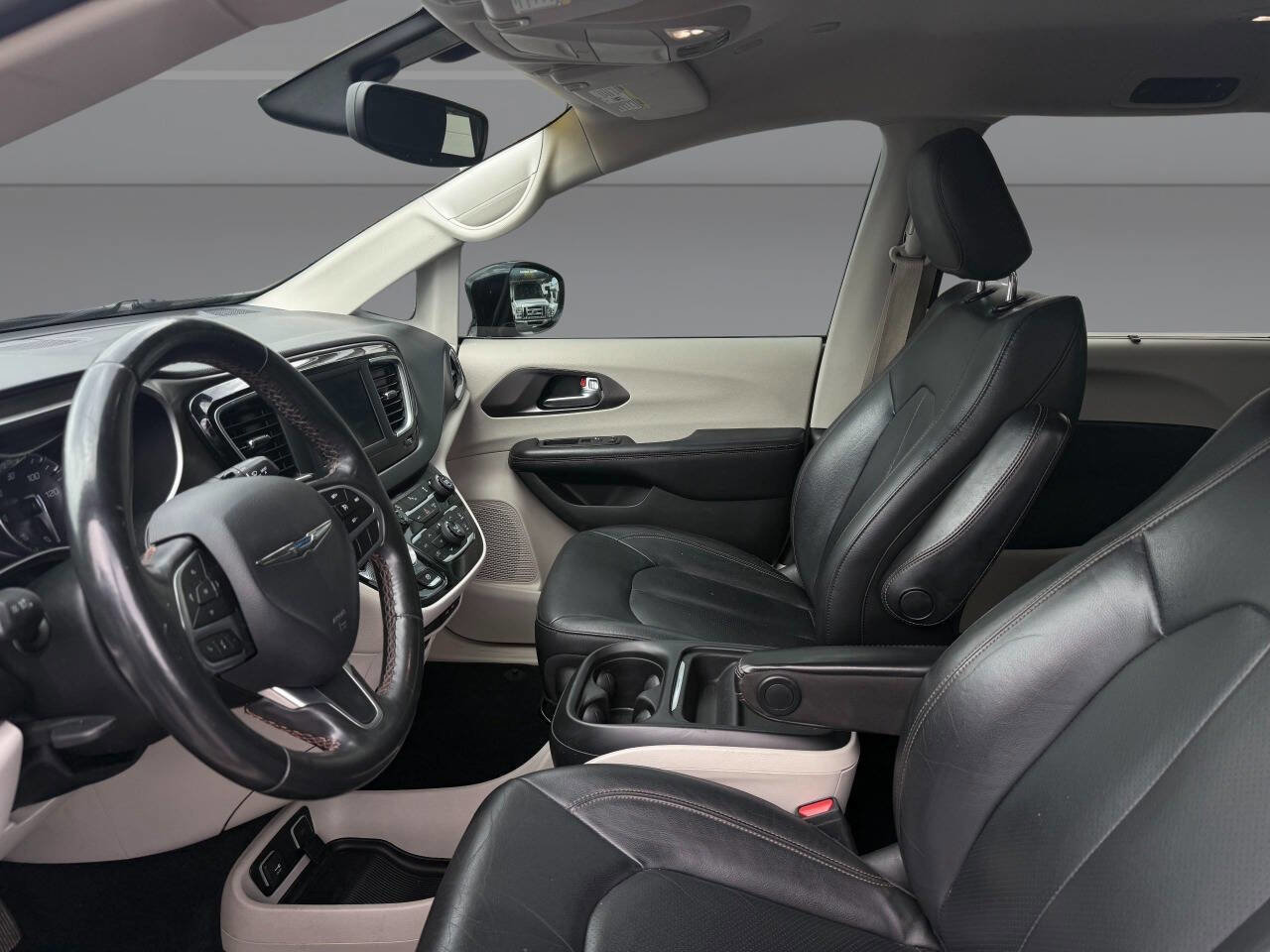 Used 2020 Chrysler Pacifica Touring-L FWD image 13