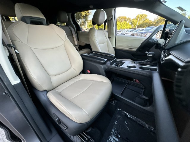 Used 2021 Toyota Sienna XLE FWD image 27