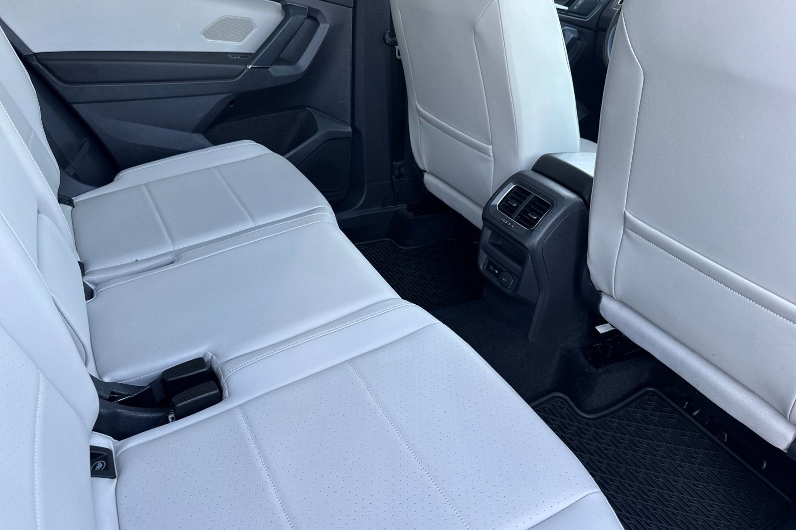 Used 2018 Volkswagen Tiguan SEL AWD/4WD image 30