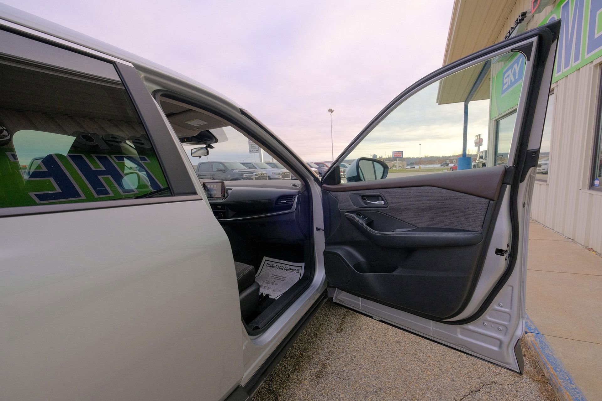 Used 2023 Nissan Rogue SV image 16