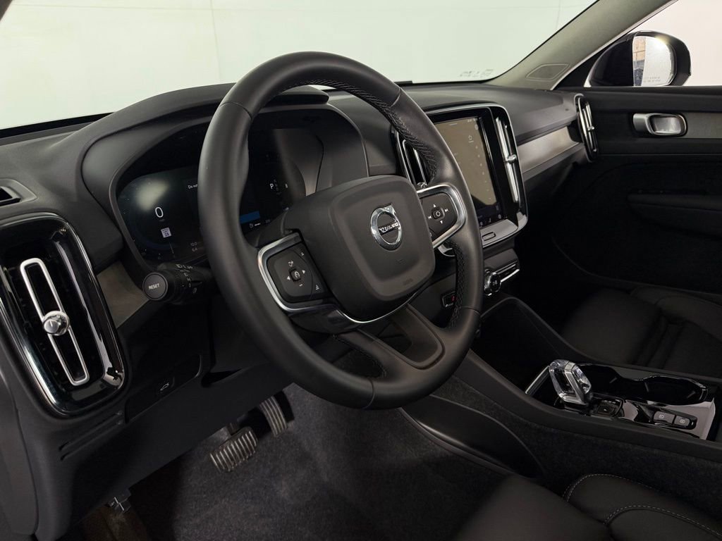 Used 2025 Volvo XC40 B5 Plus image 21