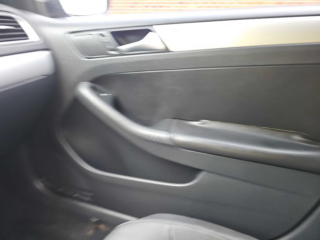 Used 2011 Volkswagen Jetta SEL FWD image 23
