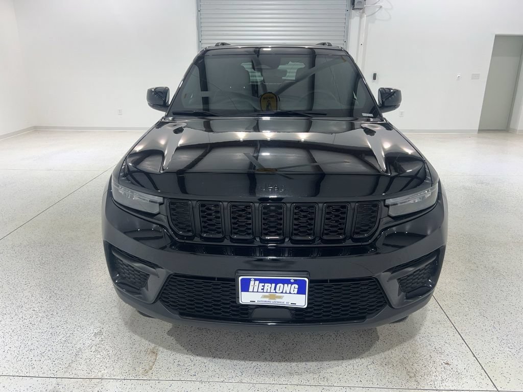 Used 2025 Jeep Grand Cherokee Altitude AWD/4WD image 8
