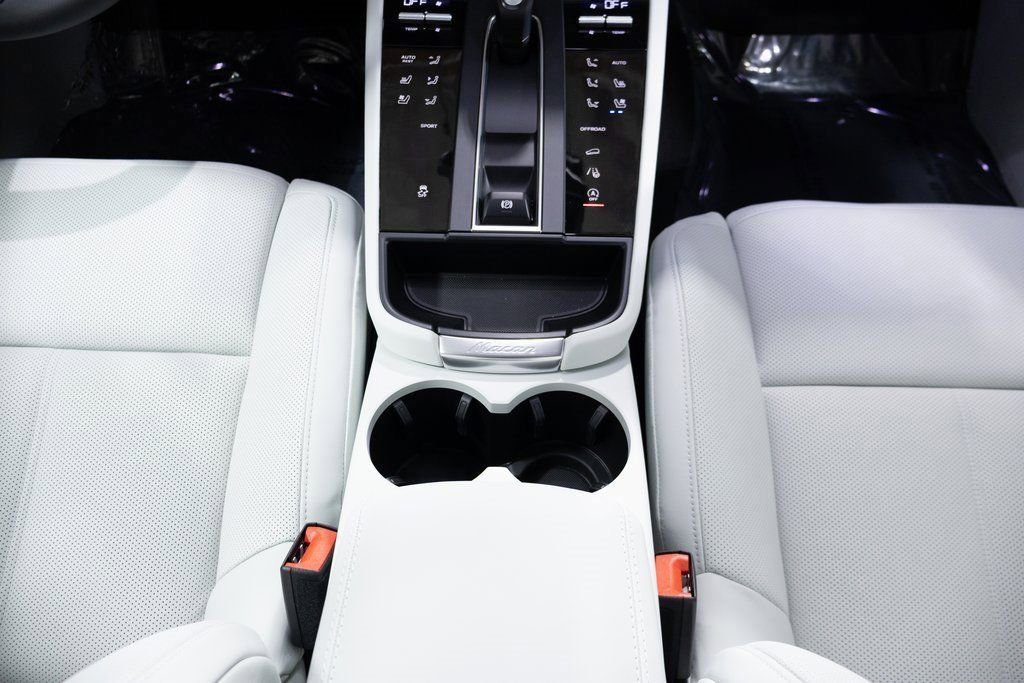 Certified 2025 Porsche Macan AWD/4WD image 15