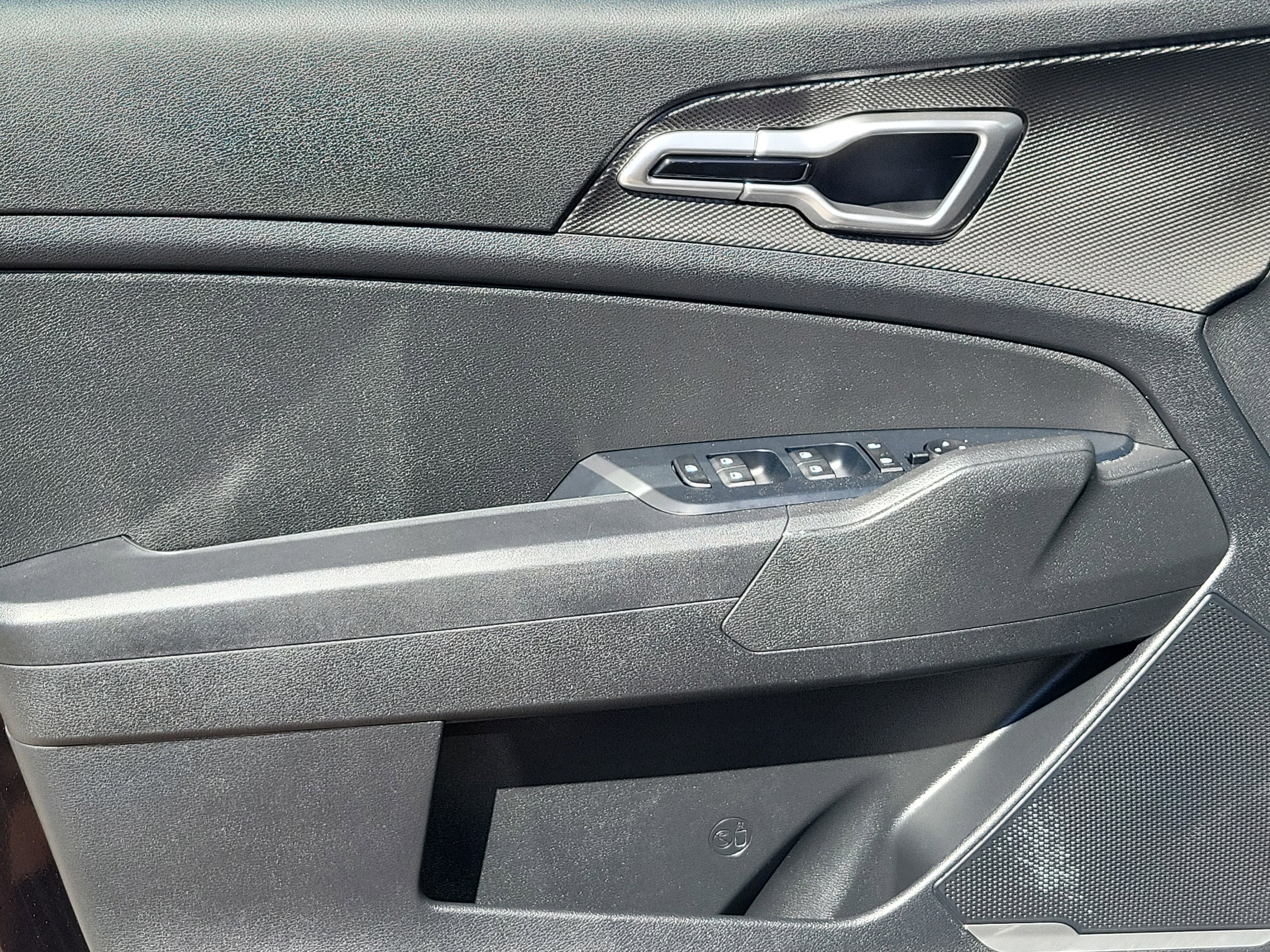 Used 2023 Kia Sportage LX image 6