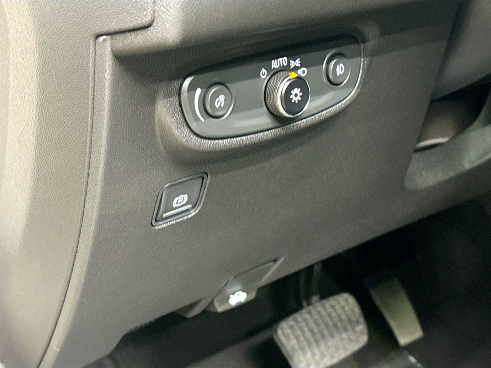 Used 2022 GMC Terrain AT4 w/ Infotainment Package II image 13