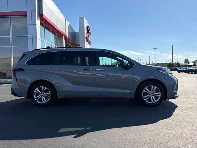 Used 2023 Toyota Sienna XSE AWD/4WD image 7