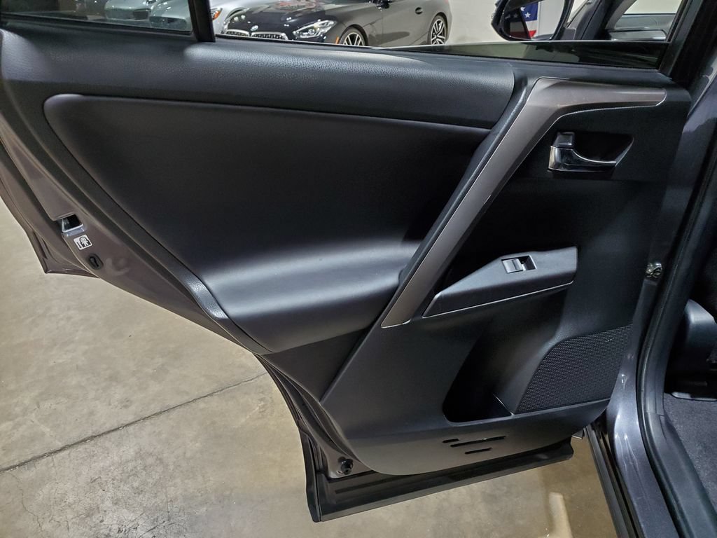 Used 2018 Toyota RAV4 XLE FWD image 23