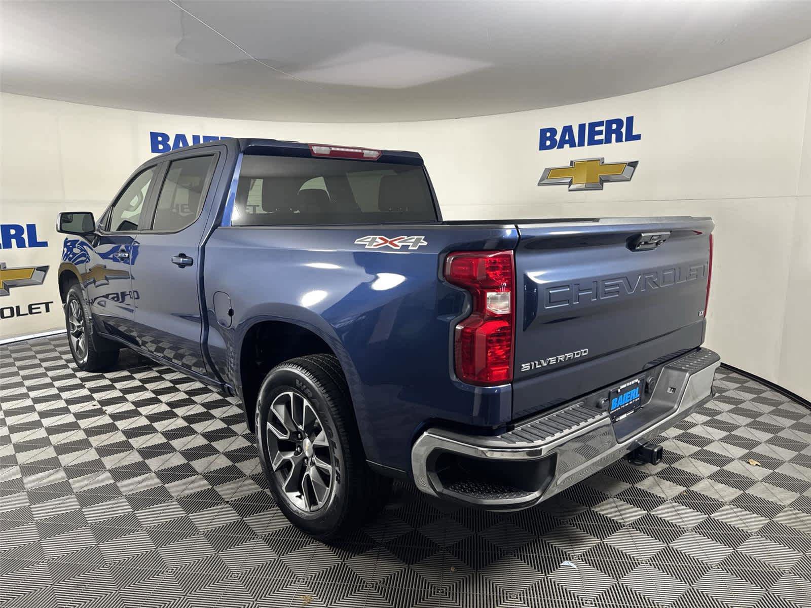Used 2022 Chevrolet Silverado 1500 LT AWD/4WD image 3