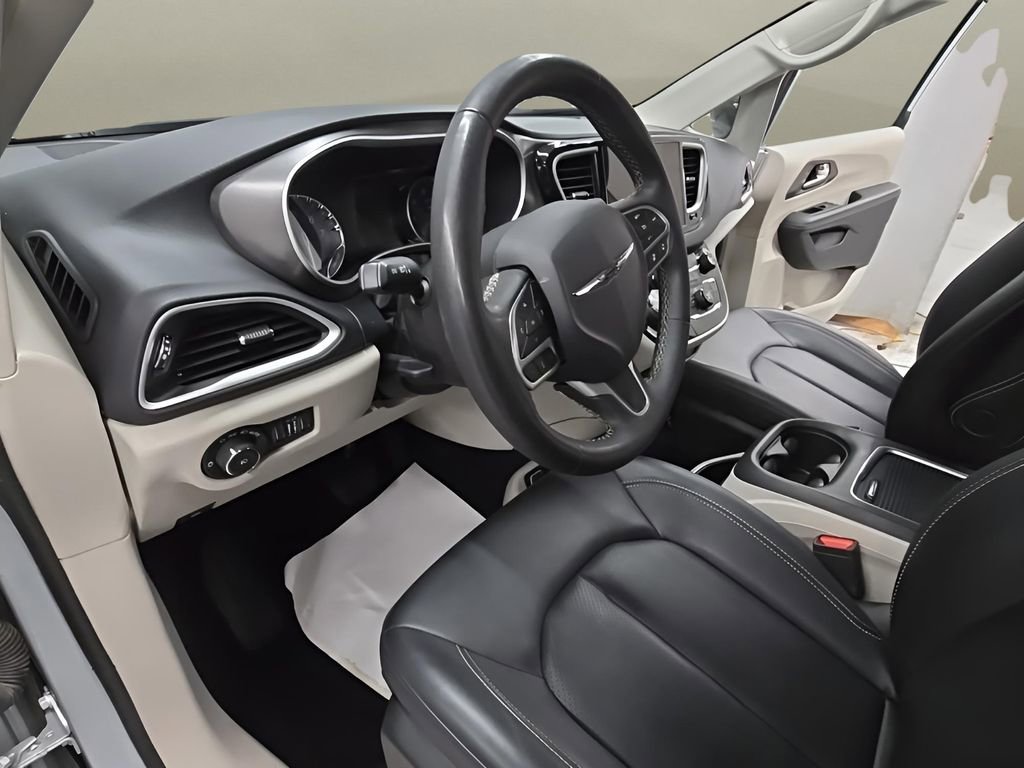 Used 2024 Chrysler Pacifica Touring-L image 12