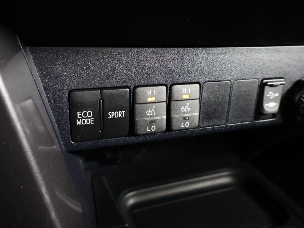 Used 2018 Toyota RAV4 SE w/ All Weather Liner Package image 47