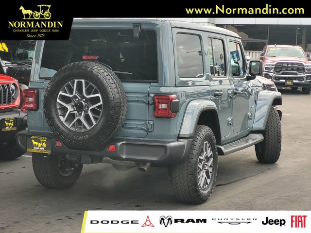 Used 2024 Jeep Wrangler Unlimited Sahara w/ Technology Group AWD/4WD image 3