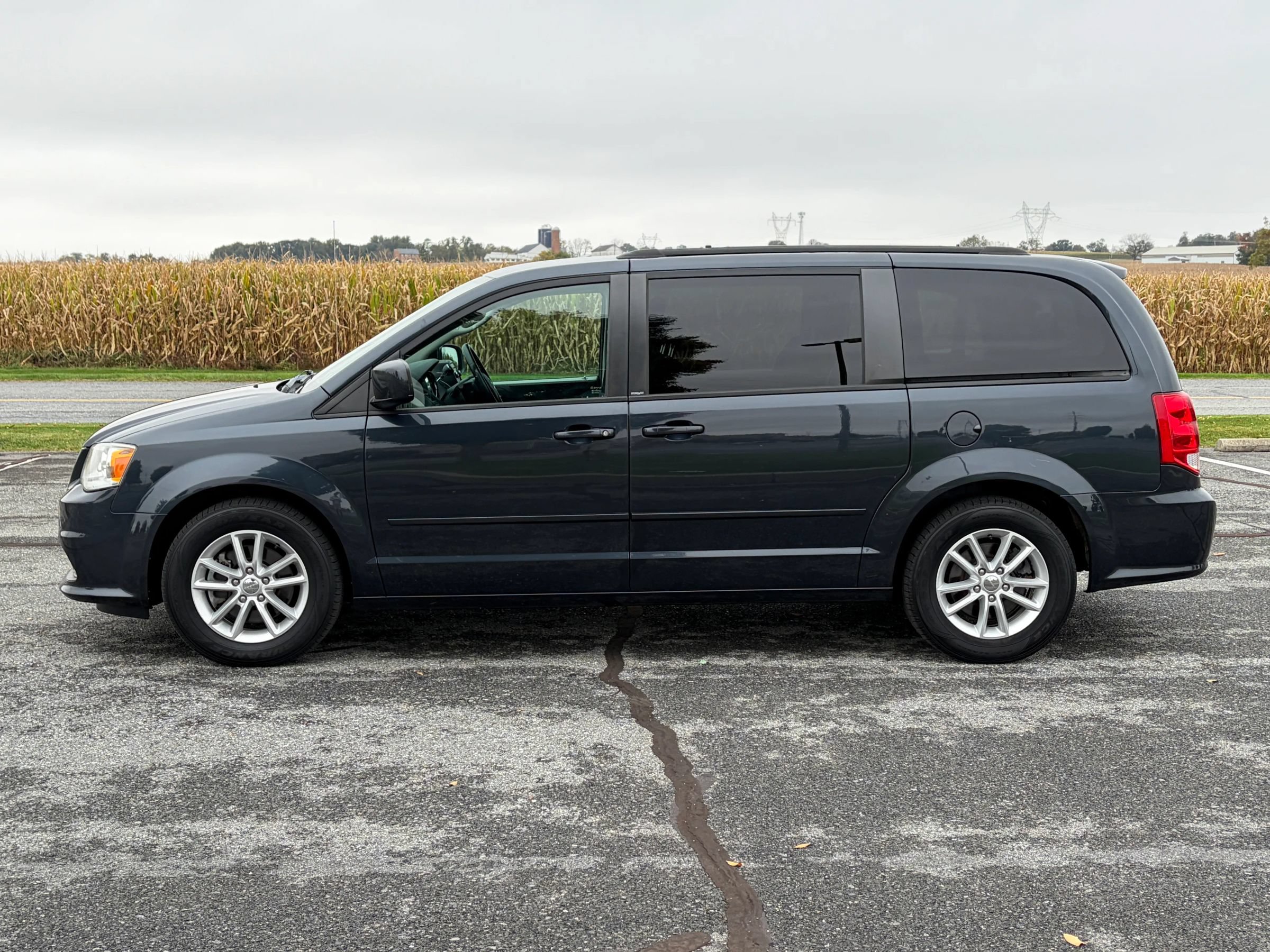 Used 2013 Dodge Grand Caravan SXT w/ Rear Park Assist Pkg FWD image 12