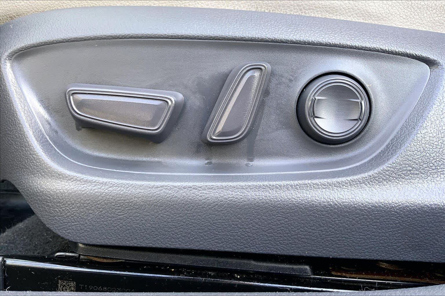 Used 2019 Toyota Camry SE w/ Convenience Package FWD image 34