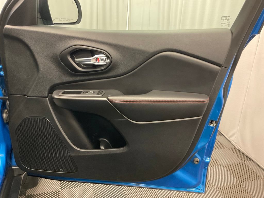 Used 2021 Jeep Cherokee Trailhawk AWD/4WD image 30