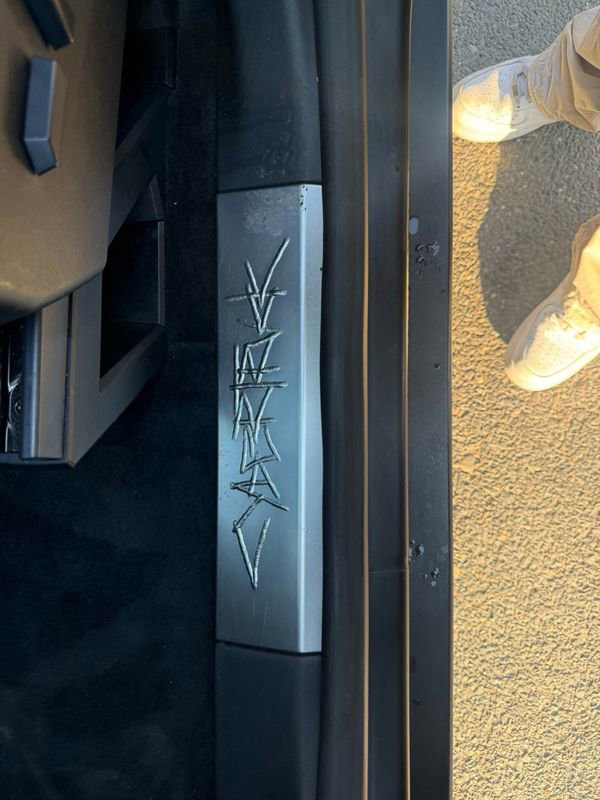 Used 2024 Tesla Cybertruck AWD Crew Cab image 31