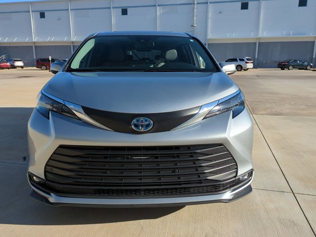 Used 2025 Toyota Sienna XLE image 2