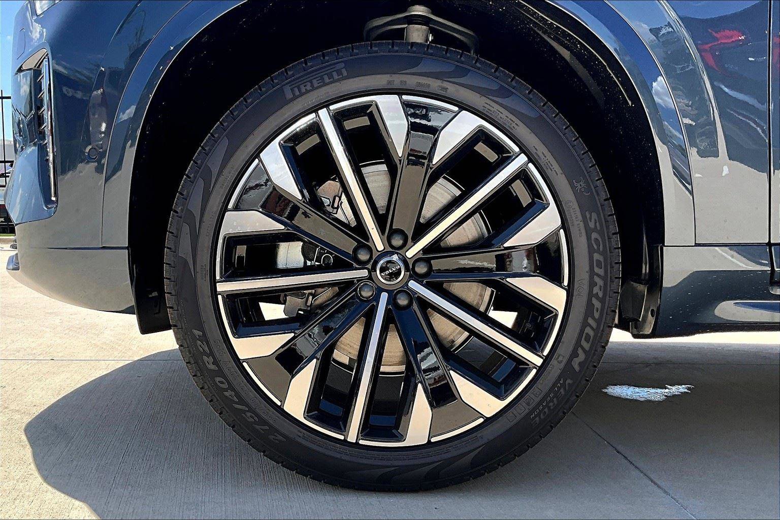 New 2026 Volvo XC90 B6 Plus w/ Protection Package Premier image 18