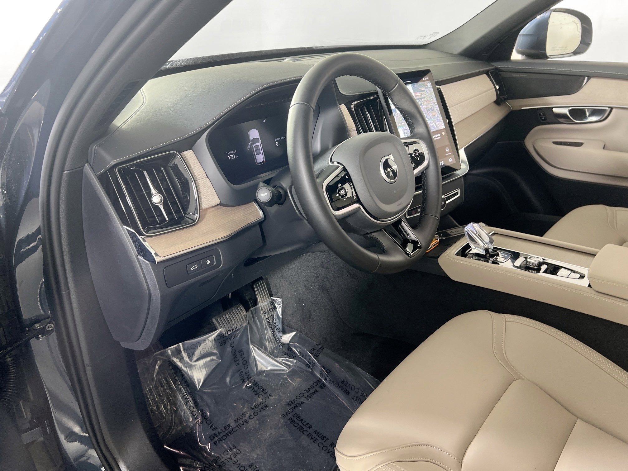 Used 2025 Volvo XC90 T8 Plus w/ Protection Package Premier image 9