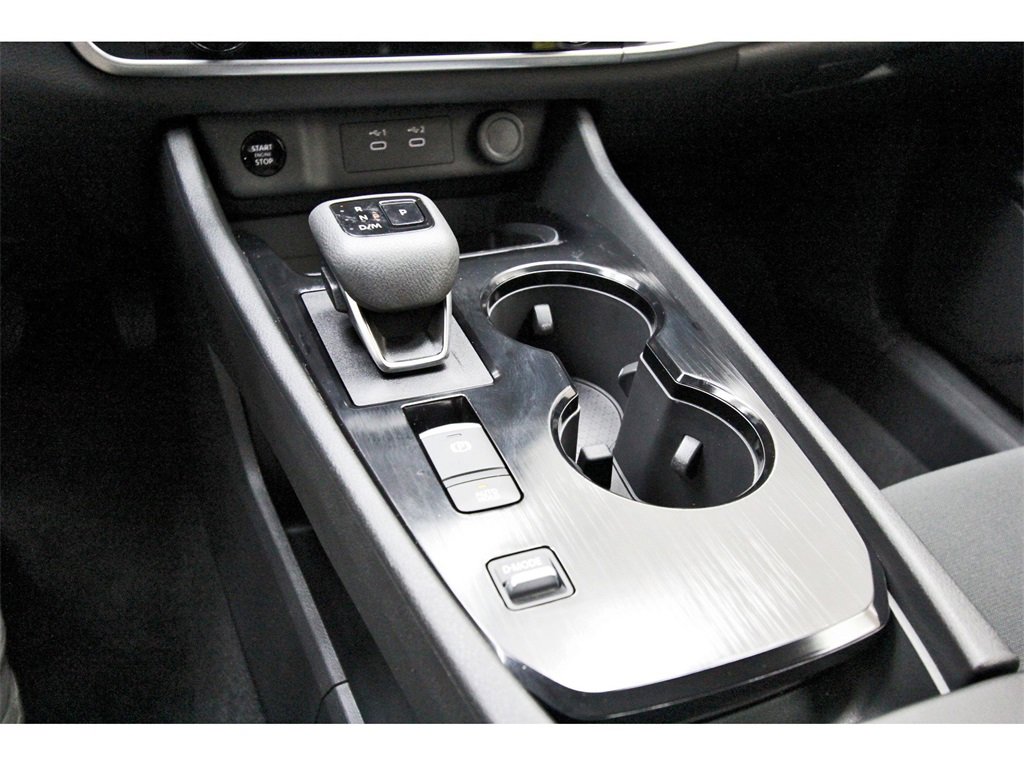 Used 2025 Nissan Rogue S image 24